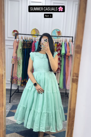 Women’s Light Green Tiered Ruffle Dress – Summer Casualwear with Mirror Portrait Styling