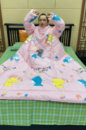 Cozy Wearable Blanket Quilt – Snuggle, Lounge, and Nap in Cloud‑Soft Comfort 💤🧸