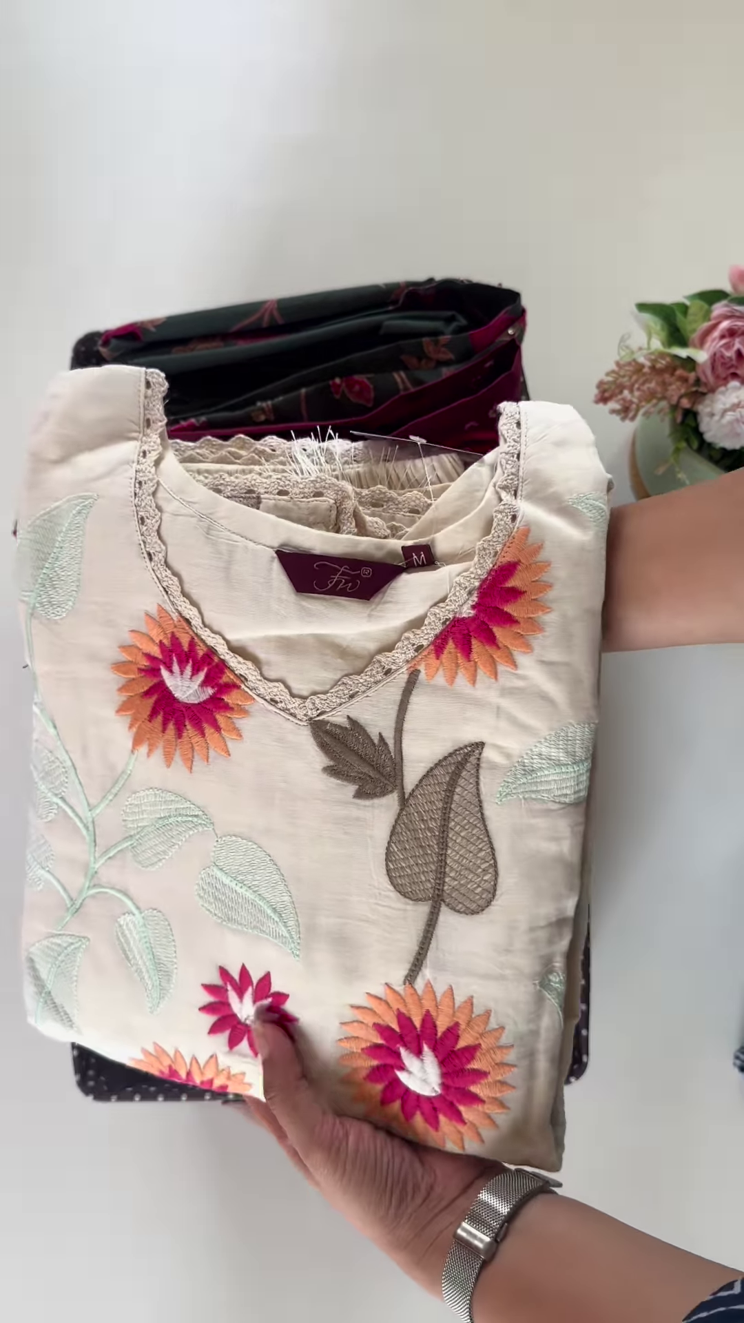 Elegant Floral Embroidered Cotton Kurti – Ethnic Chic